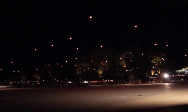 Квадрокоптер ночью в небе фото 50 Quadrocopters Perform Synchronised Nighttime Formation Flying Routine (video)