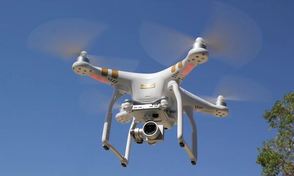 Квадрокоптер в небе фото First UK drone pilot convicted for flying over packed football grounds