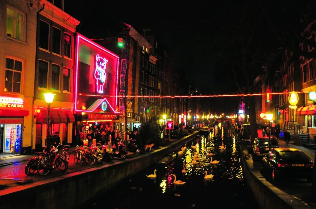 Квартал красных фонарей фото Amsterdam Red Light District with Swans at Night Red-light. Flickr