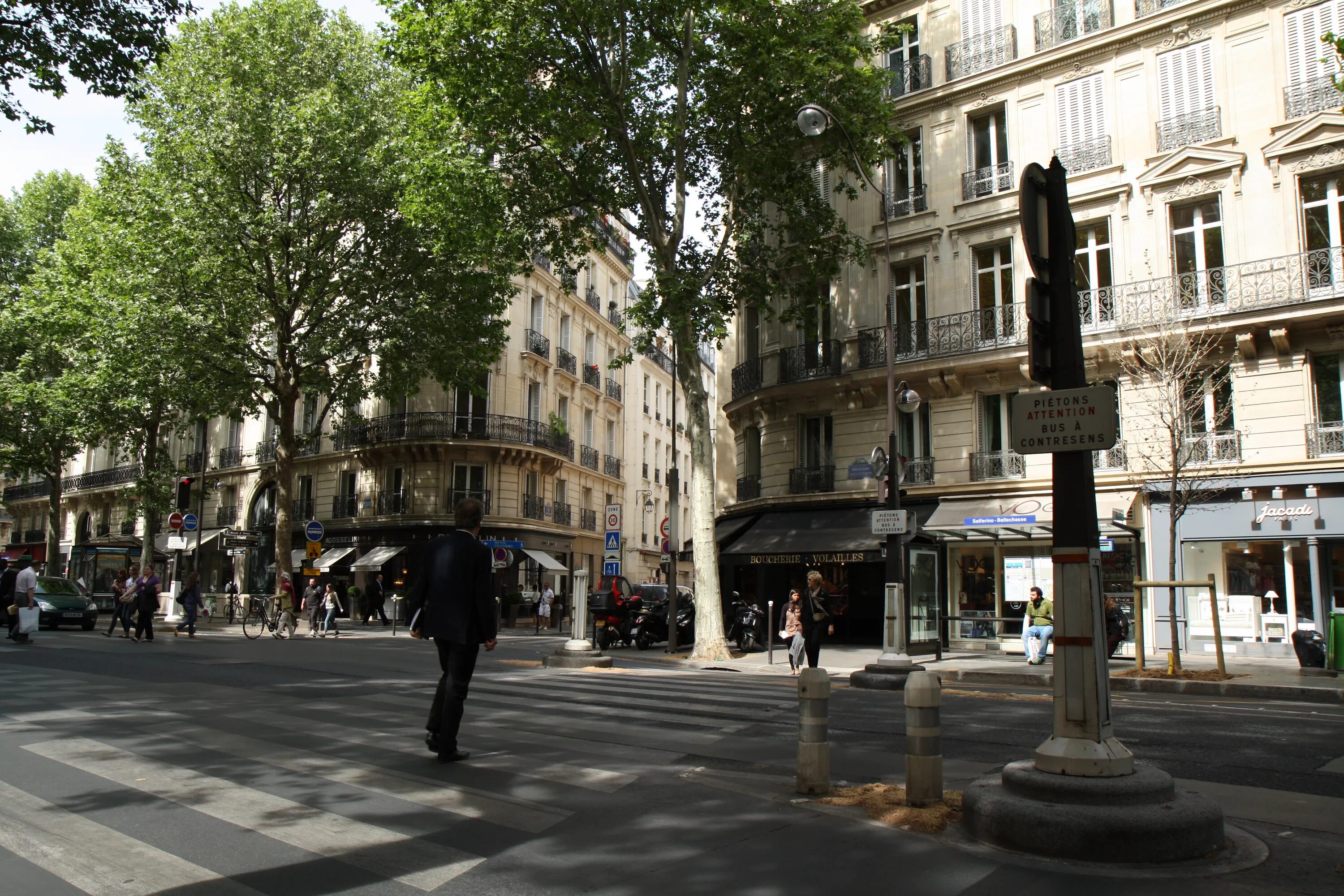 Кварталы парижа фото File:Paris 75007 Boulevard Saint-Germain no 256 zebra crossing 20110613.jpg - Wi