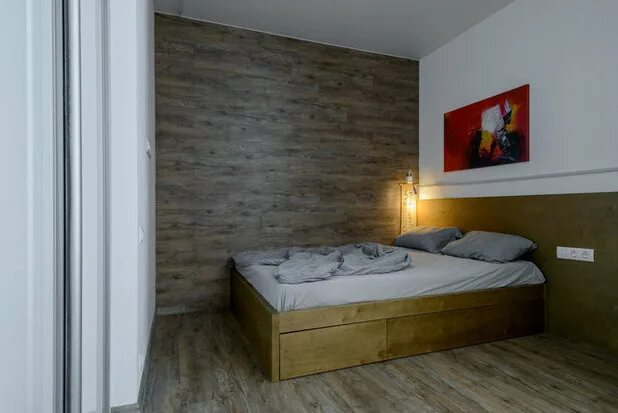 Кварц винил на стене в интерьере Houzz тур: Квартира архитектора с детской в Новосибирске Houzz Россия