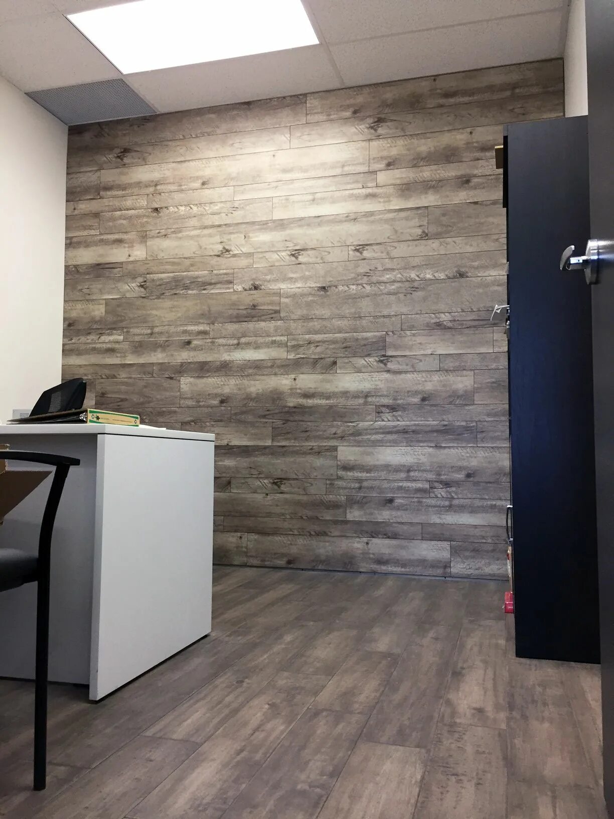 Кварц винил на стены фото Twilight Maple Laminate flooring installed on an office wall! Easy to do and mak