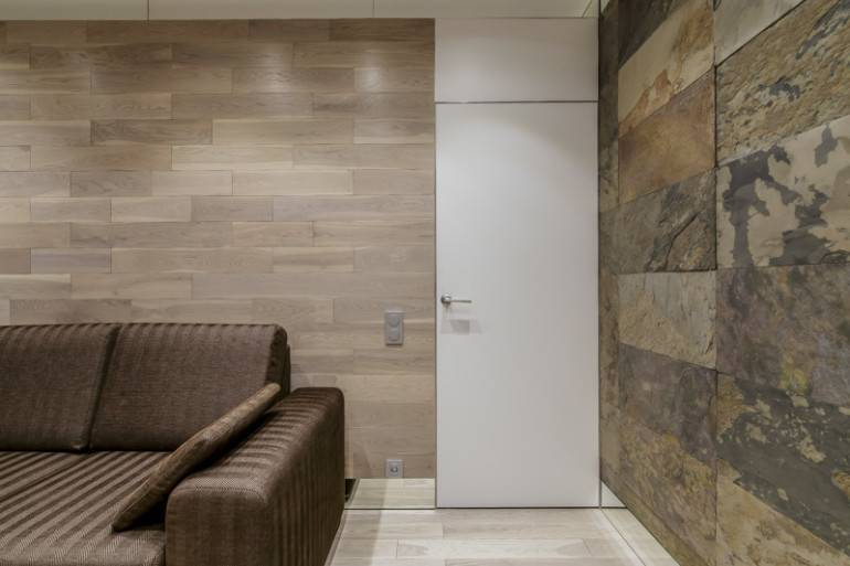 Кварц винил на стены фото Кварц-виниловая плитка на стенах: преимущества, выбор и монтаж DOMEO РЕМОНТ КВАР