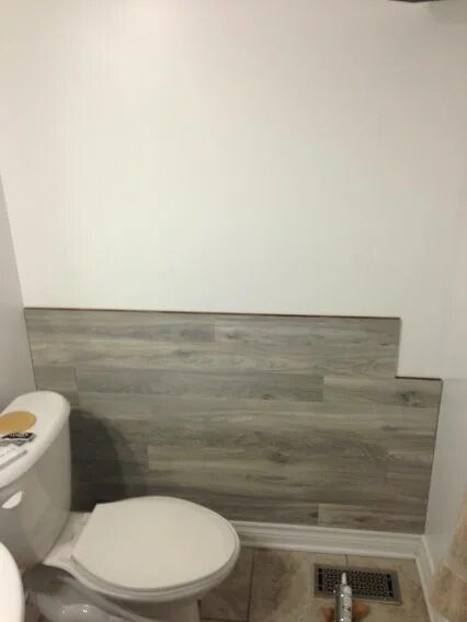 Кварц винил в туалете на стене фото Bored to Floored: Laminate Floor Accent Wall DIY Laminate flooring bathroom, Shi