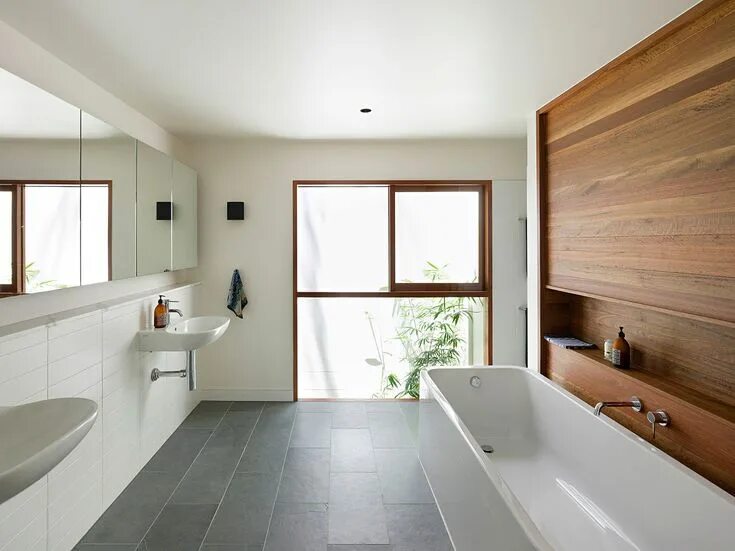 Кварцвинил в интерьере ванной Fig Tree Pocket House 2 by Shane Plazibat Architects White bathroom designs, Bat