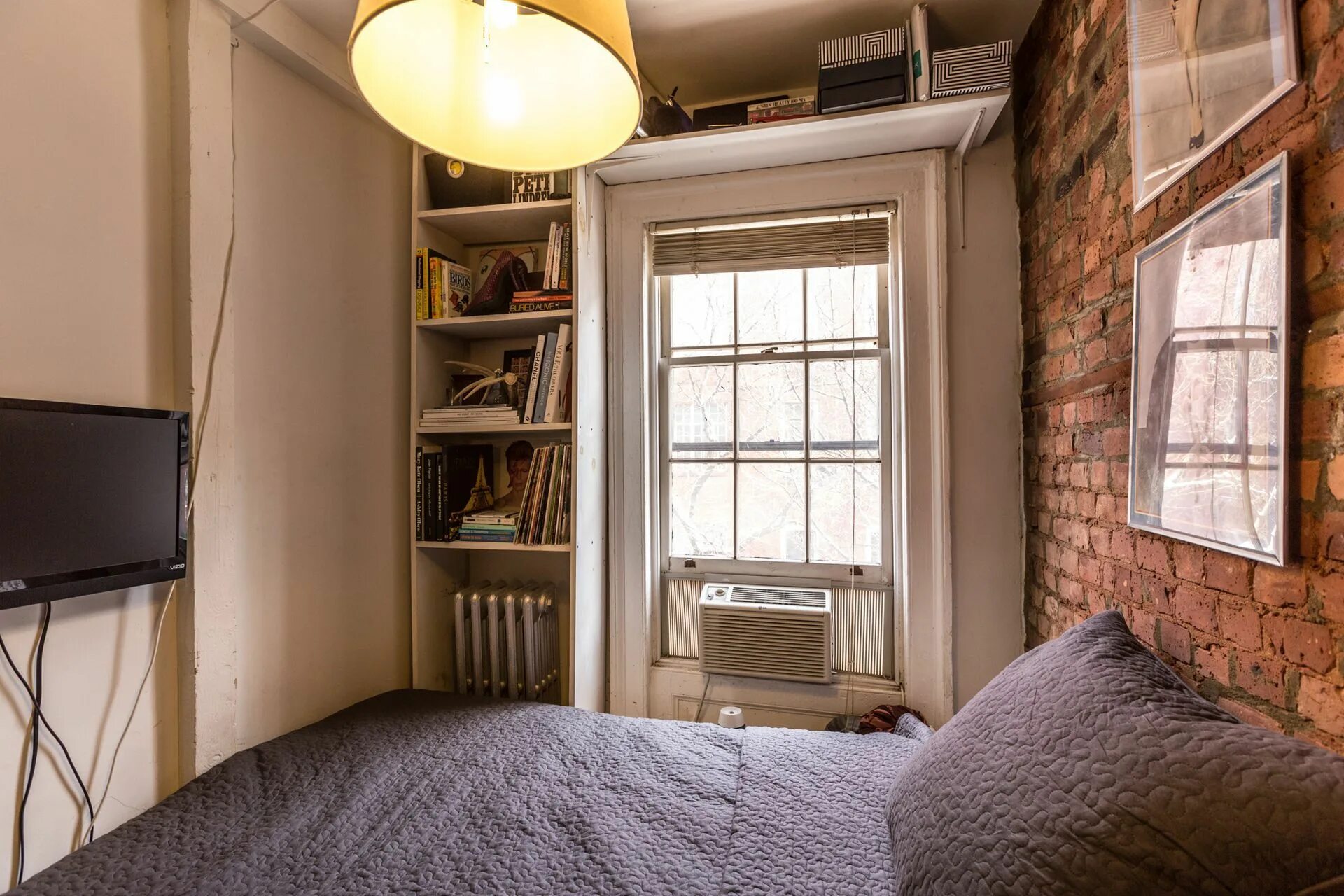 Квартира 11 фото How one New Yorker lives comfortably in 90 square feet Small space living, Small