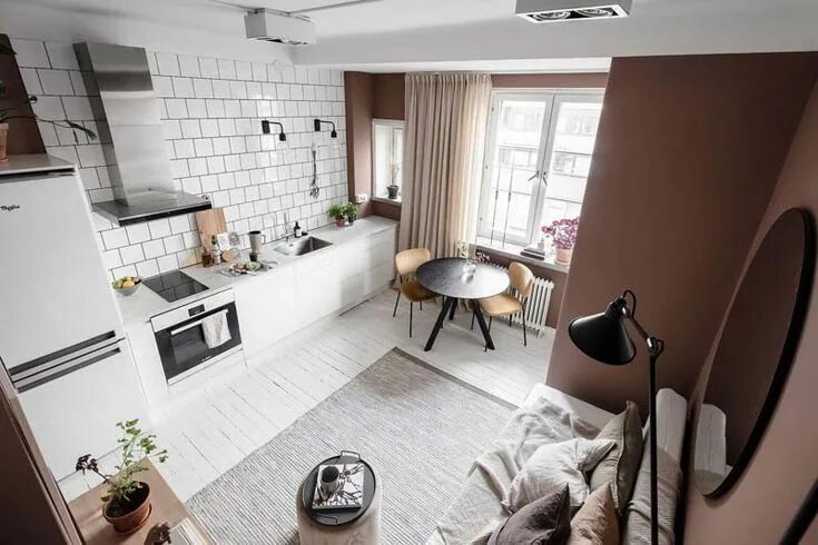 Квартира м реальные фото In dit kleine appartement van slechts 23m2 met terracotta muren is een inloopkas