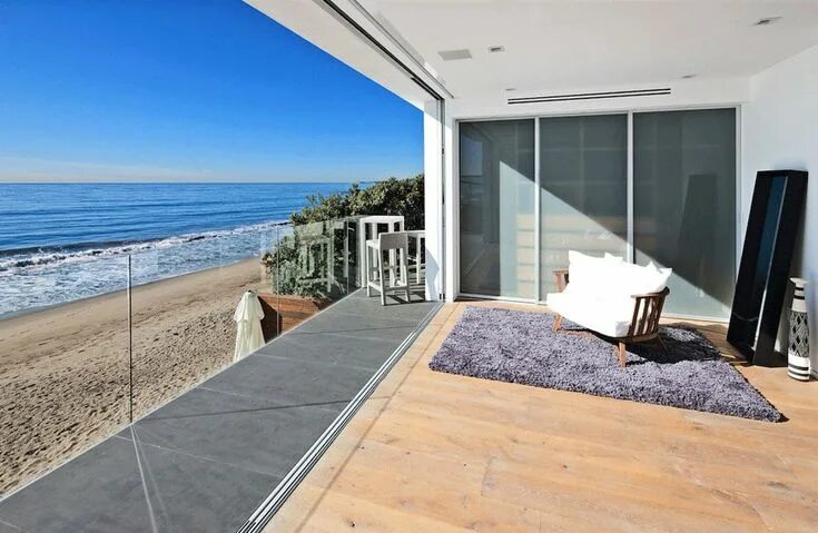 Квартира на берегу моря фото Bedroom, Balcony, Glass Balustrading, Oceanfront Home in Malibu, California Cont