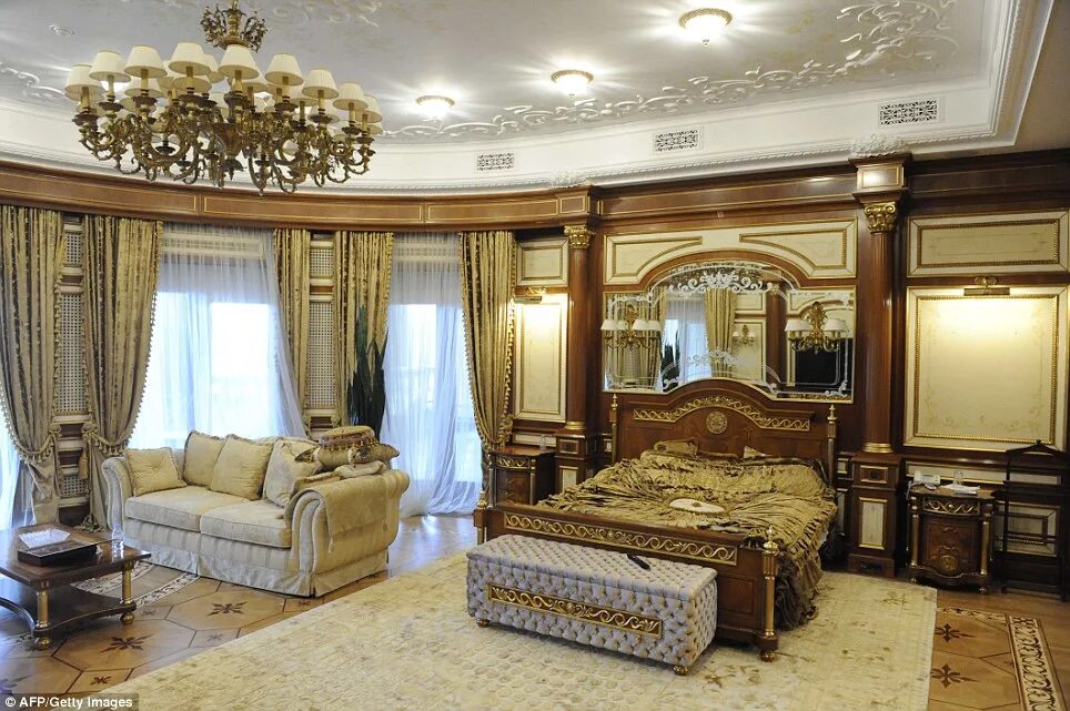 Квартира путина в кремле фото Opulence of Viktor Yanukovich's palace shown in new pictures Daily Mail Online