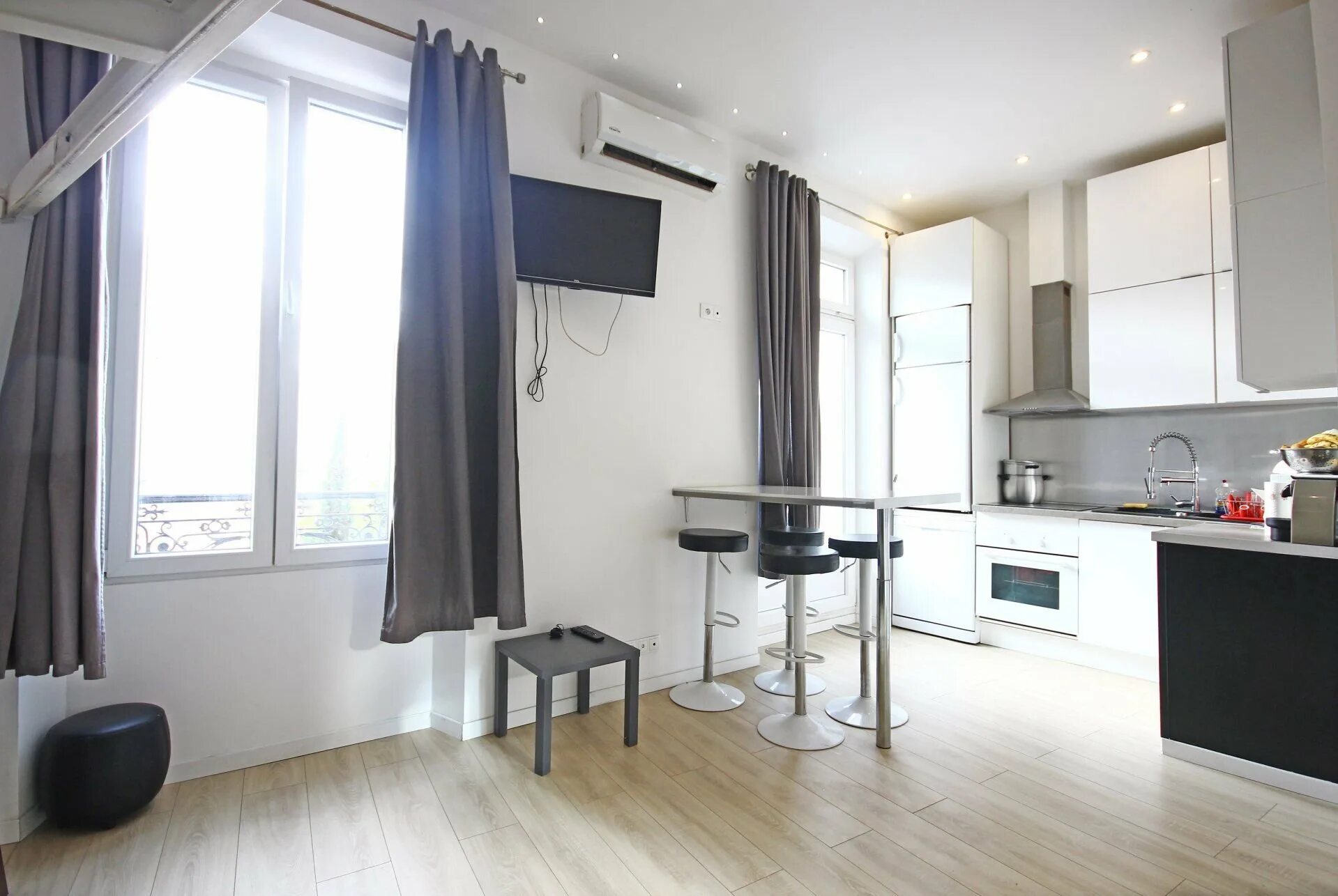 Квартира студия два окна дизайн Шторы в гостиную студию с кухней - Гранд Проект Декор.ру