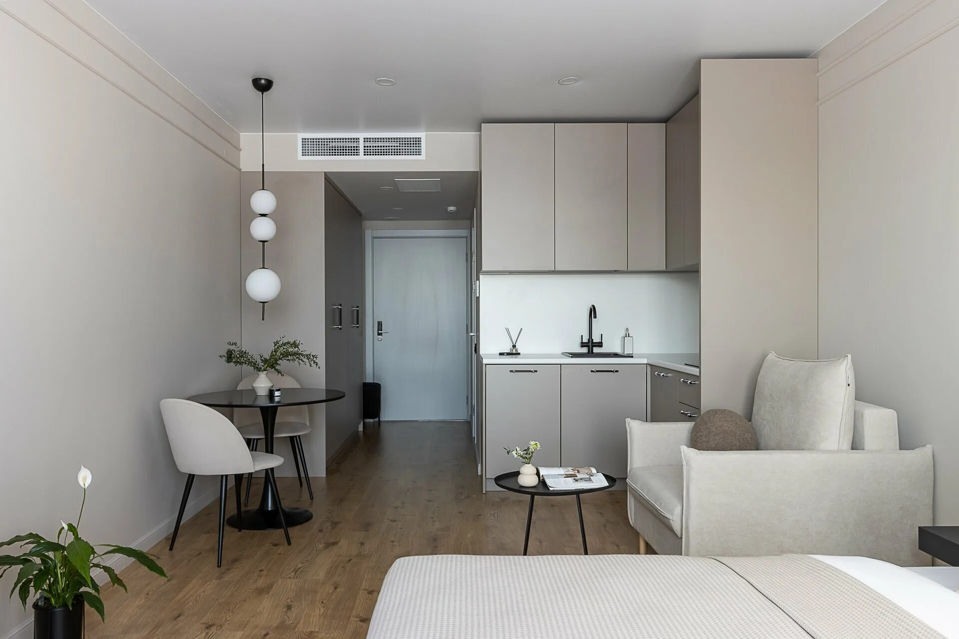 Квартира студия интерьер фото 25 30 кв.м: бежевый монохром в питерских апартаментах