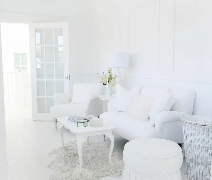 Квартира в белом цвете интерьер фото An All-White House in British Columbia White painted furniture, White interior, 