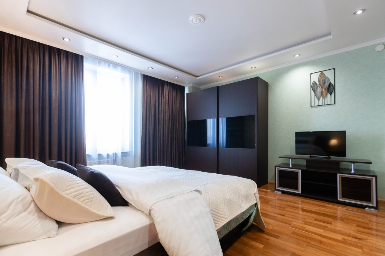 Квартиры посуточно красноярск фото Снять Апартаменты Пять Звёзд Сады Мечты, Красноярск, цены от 7490 руб. с парковк