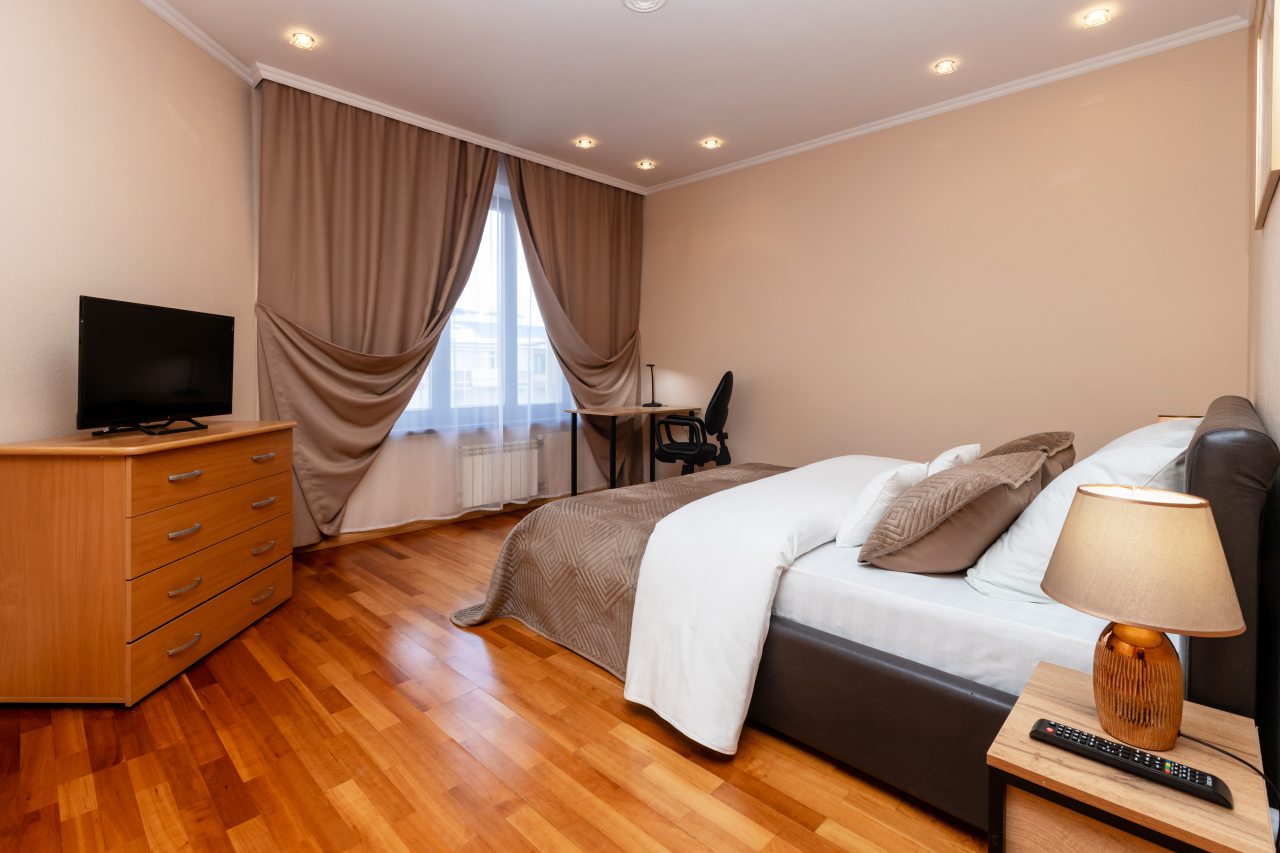 Квартиры посуточно красноярск фото Снять Апартаменты Пять Звёзд Сады Мечты, Красноярск, цены от 7490 руб. с парковк