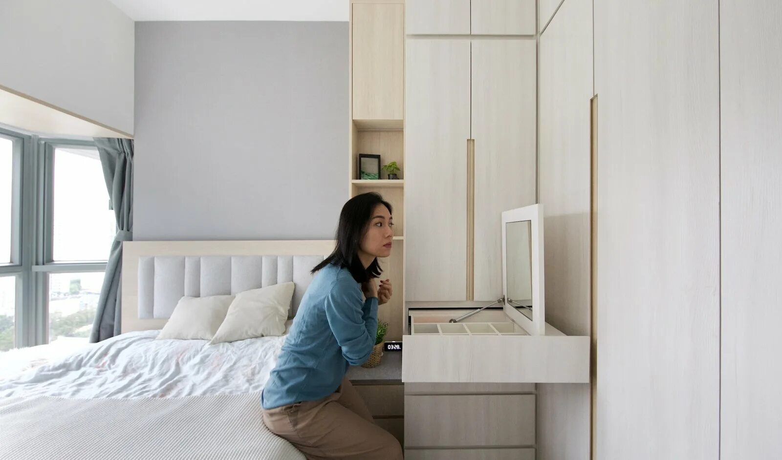 Квартиры трансформеры фото Bedroom Wardrobe Light Hardwood Bed Photos from Smart Zendo - Dwell