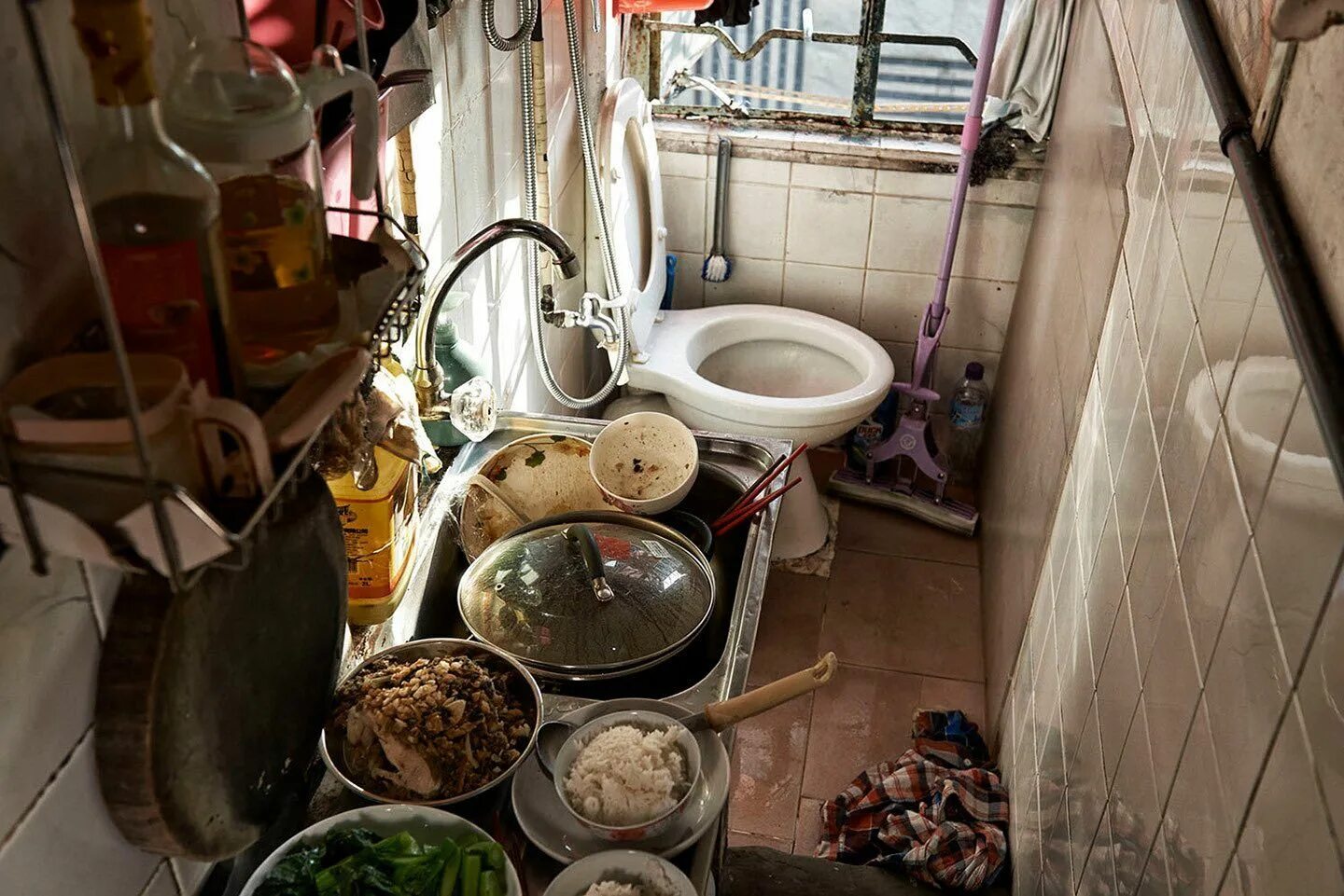 Квартиры в китае фото Boxed in: life inside the 'coffin cubicles' of Hong Kong - in pictures Hong kong