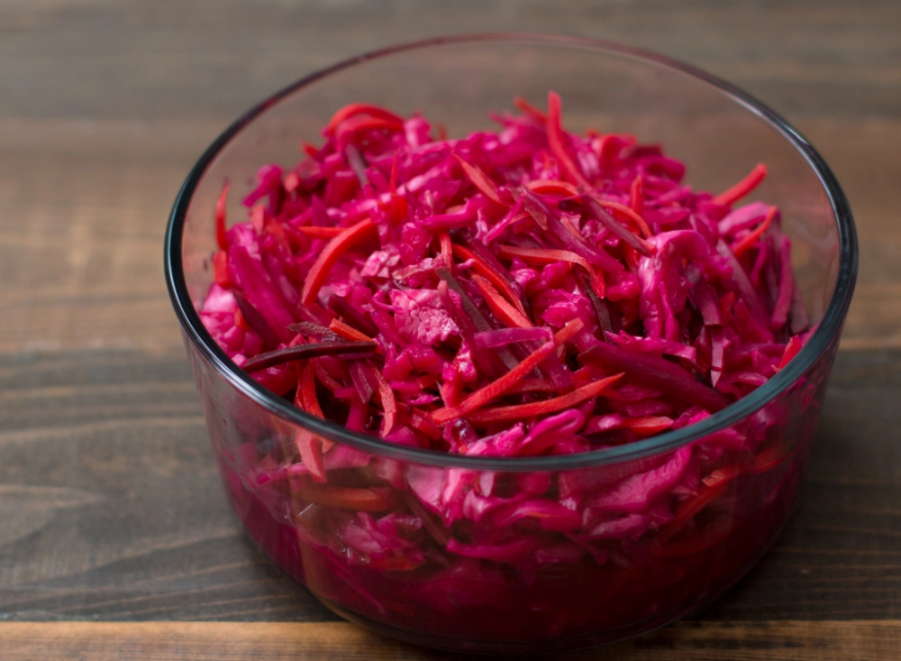 Квашеная капуста со свеклой фото Lacto-fermented Cabbage, Red Beet, and Carrot Sauerkraut - whatscookingatrays Re