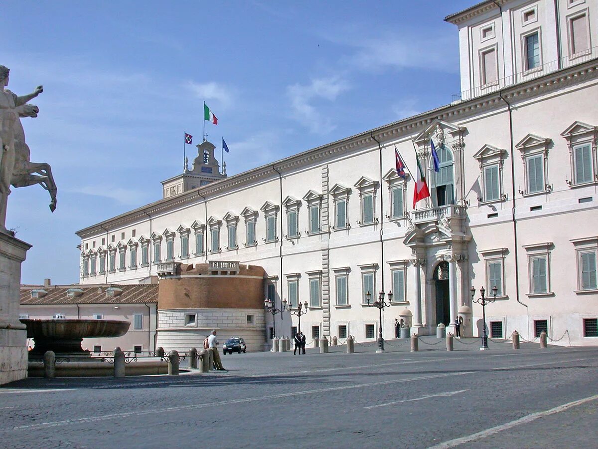 Квиринальский дворец в риме фото File:RomaPalazzoQuirinale.JPG - Wikipedia