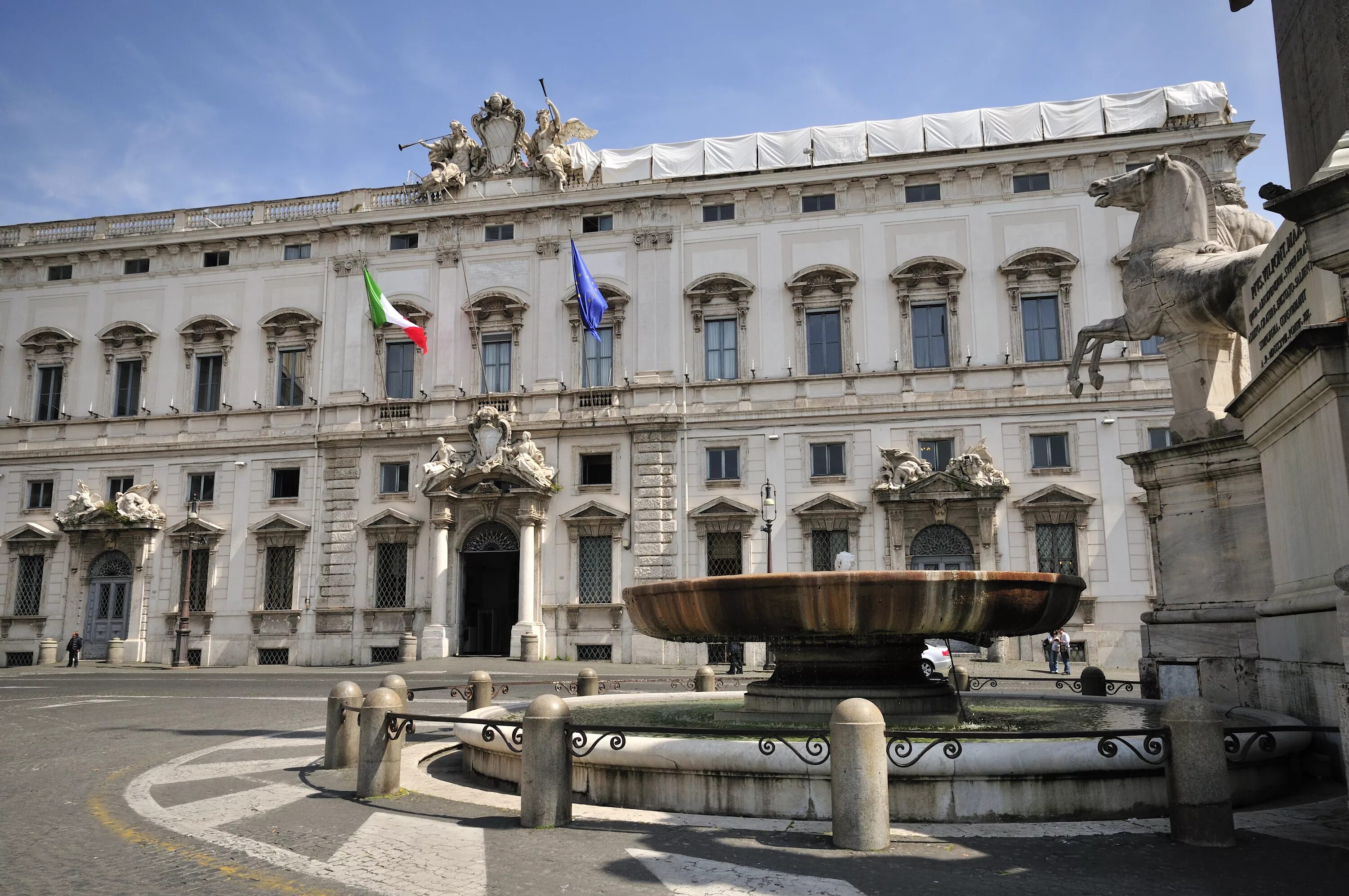 Квиринальский дворец в риме фото File:Piazza del Quirinale - panoramio - Vlad Lesnov.jpg - Wikimedia Commons