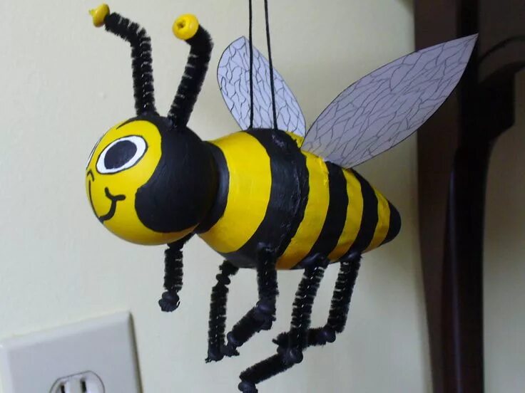 Пчела самодельная Light Bulb Christmas Ornament: This Christmas, put a bee on your tree. Made with