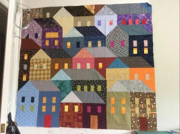 Пэчворк домики из ткани схемы фото You have to see Hillside Houses Quiltalong by Quilt Granny! Quilts, Art quilts, 