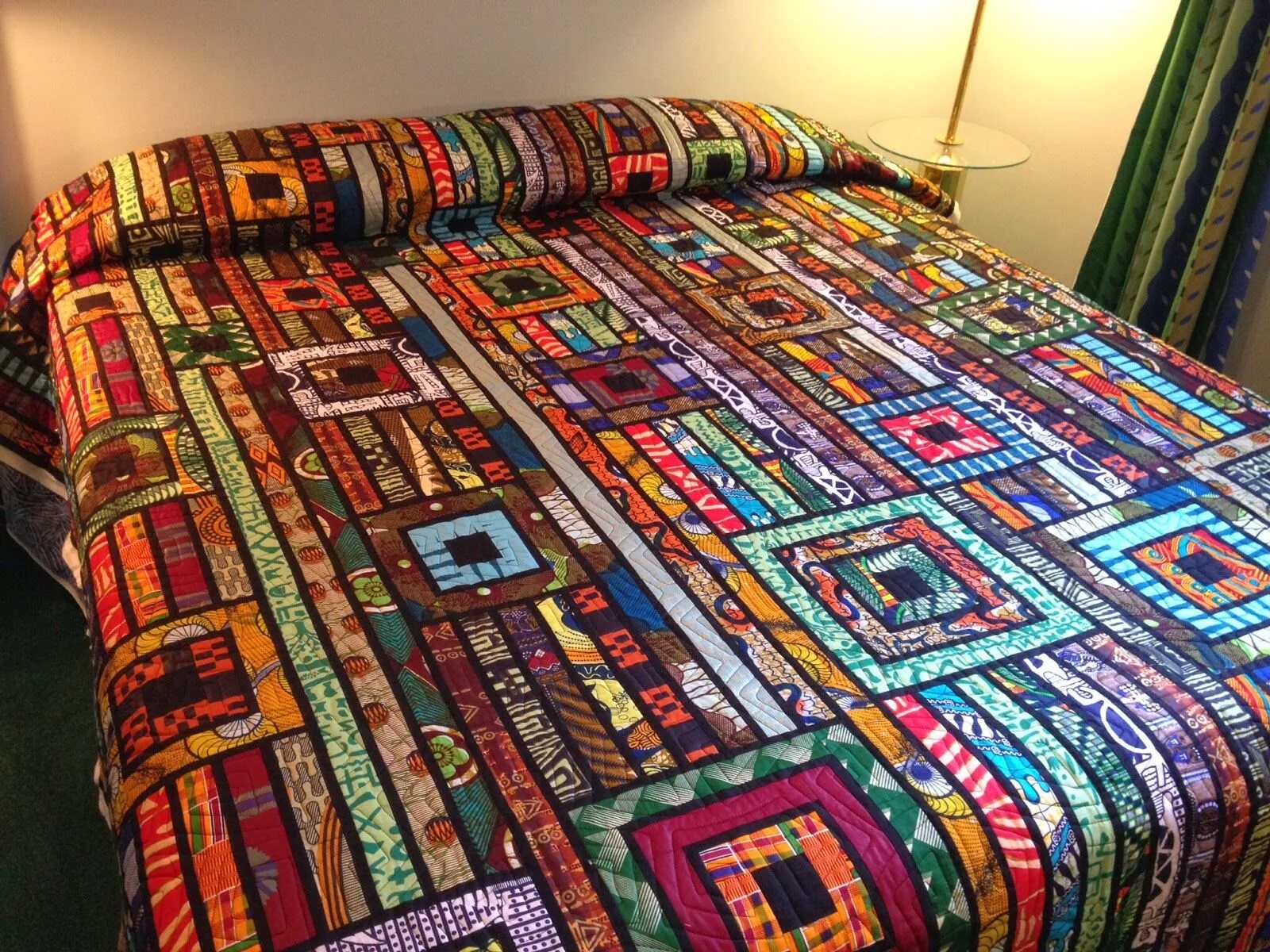 Пэчворк одеяло из темных тканей фото Quilting Quietly: My Second Africa Quilt Одеяла из пряжи, Сумасшедшее лоскутное 