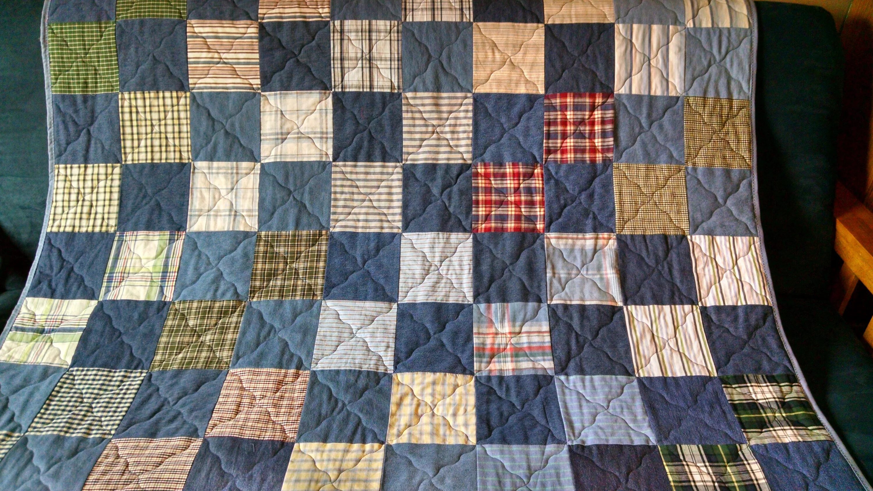 Пэчворк одеяло из темных тканей фото Repurposed denim and shirt quilt. Quilts, Denim quilt, Rag quilt patterns