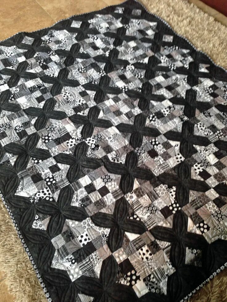 Пэчворк одеяло из темных тканей фото 4 Patch Quilt + X's and O's = Goodnight Irene Quilt Black and white quilts, Whit