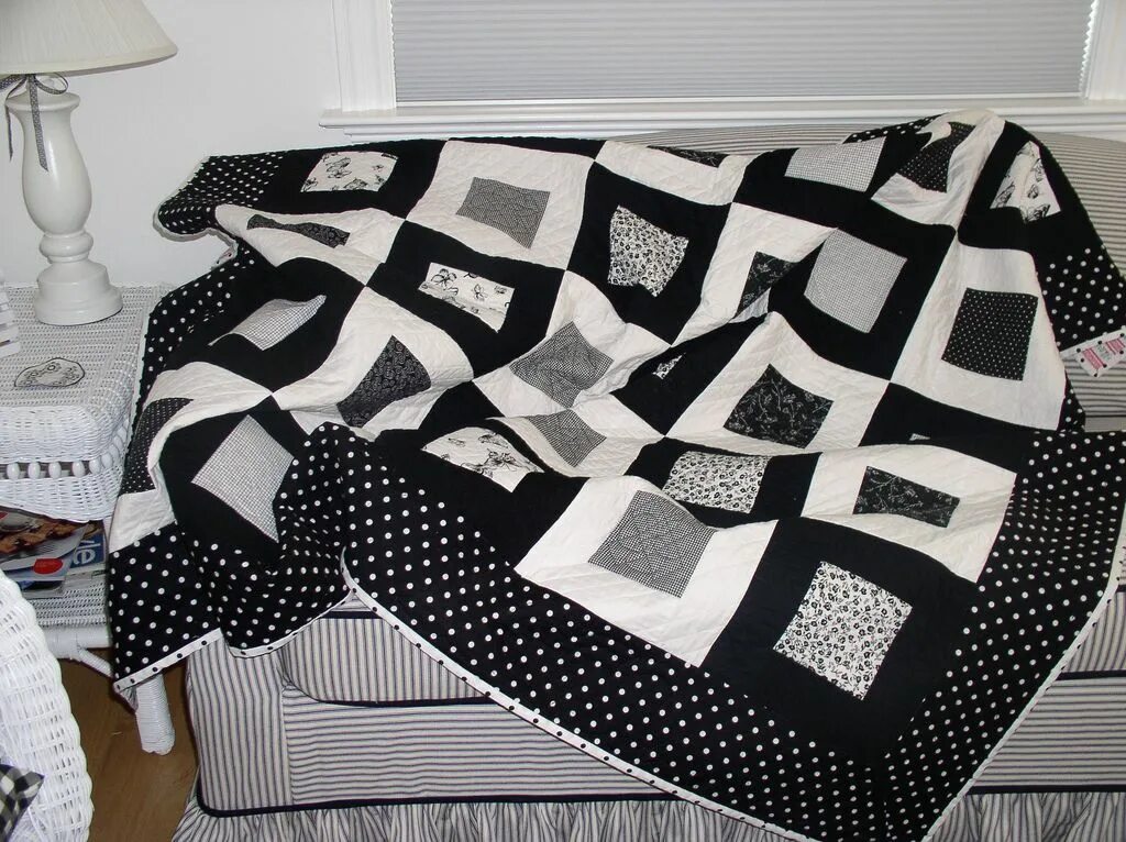 Пэчворк одеяло из темных тканей фото Black and White Quilt Black and white quilts, White quilt, Quilts