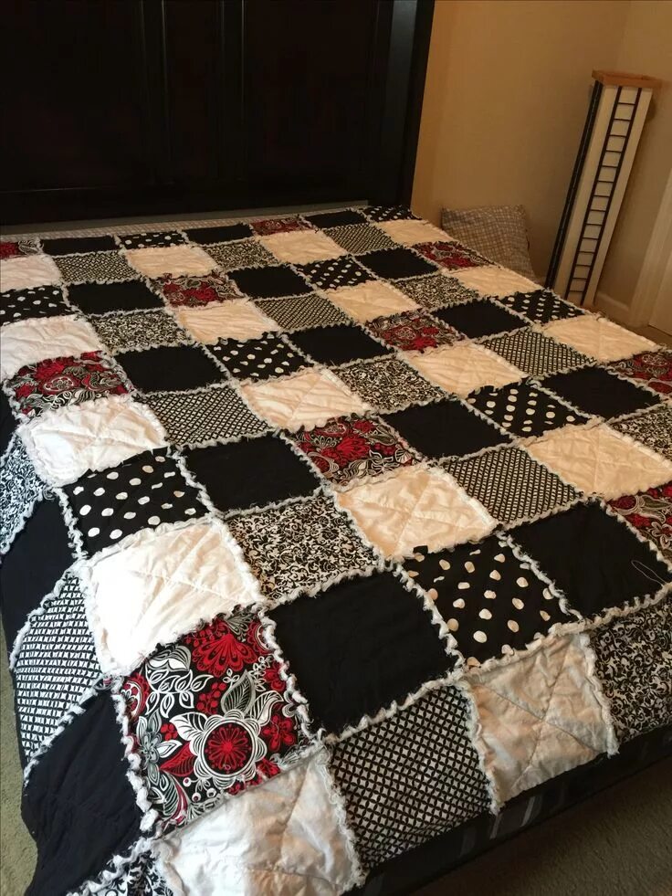 Пэчворк одеяло из темных тканей фото Full size black and white rag quilt 10 inch squares Flannel rag quilts, Rag quil