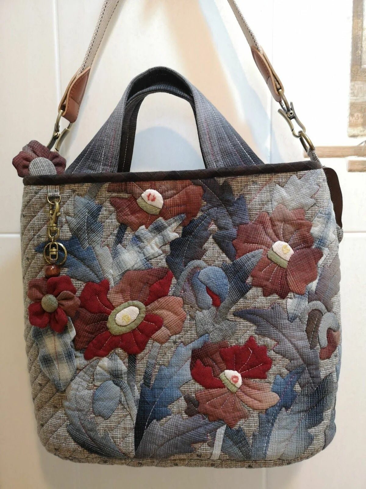 Пэчворк сумки фото Bolsos de patchwork Выкройки сумок бесплатно, Пэчворк, Лоскутные сумки