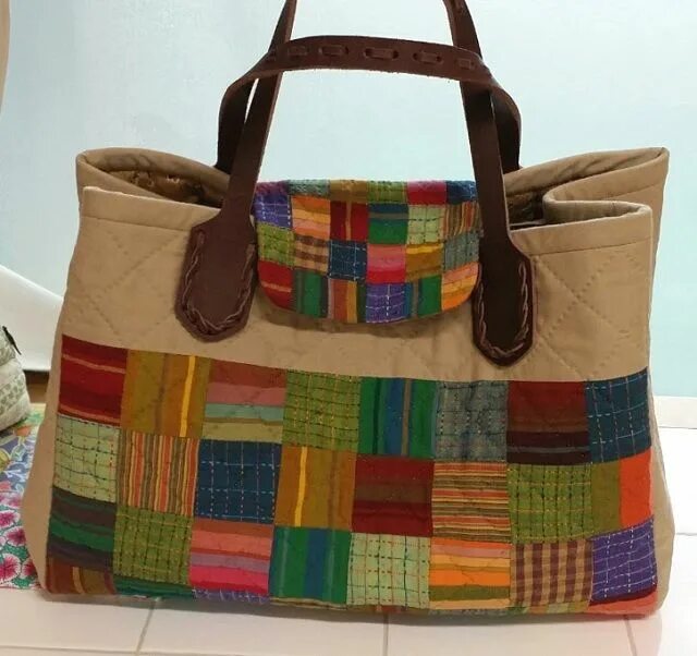 Пэчворк сумки фото Bolsa de Patchwork: 45 Modelos e Passo a Passos Bolsa em patchwork, Tutoriais de