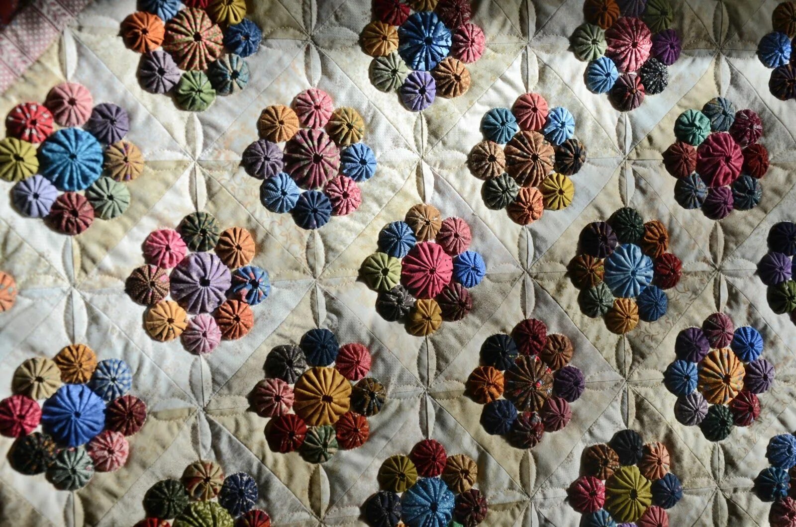 Пэчворк ткань фото Sew'n Wild Oaks Quilting Blog: The Yo-Yo Quilt is Done! Yo yo quilt, Flower quil