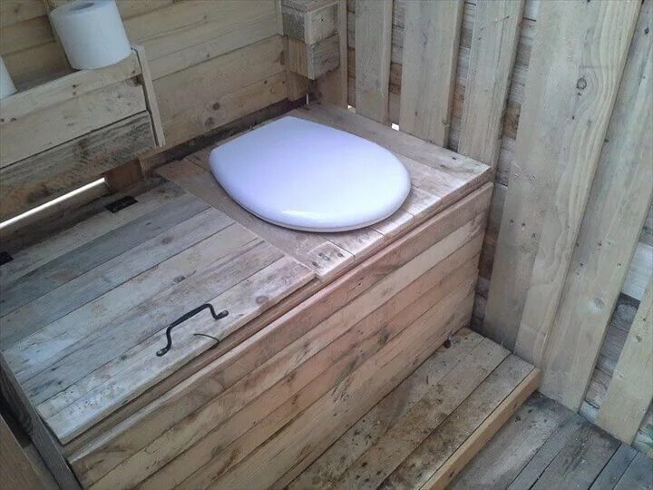 Пьедестал в дачном туалете фото DIY Paletten Outdoor Toilette - Paletten Bad Diykunsthandwerk.info Outdoor toile