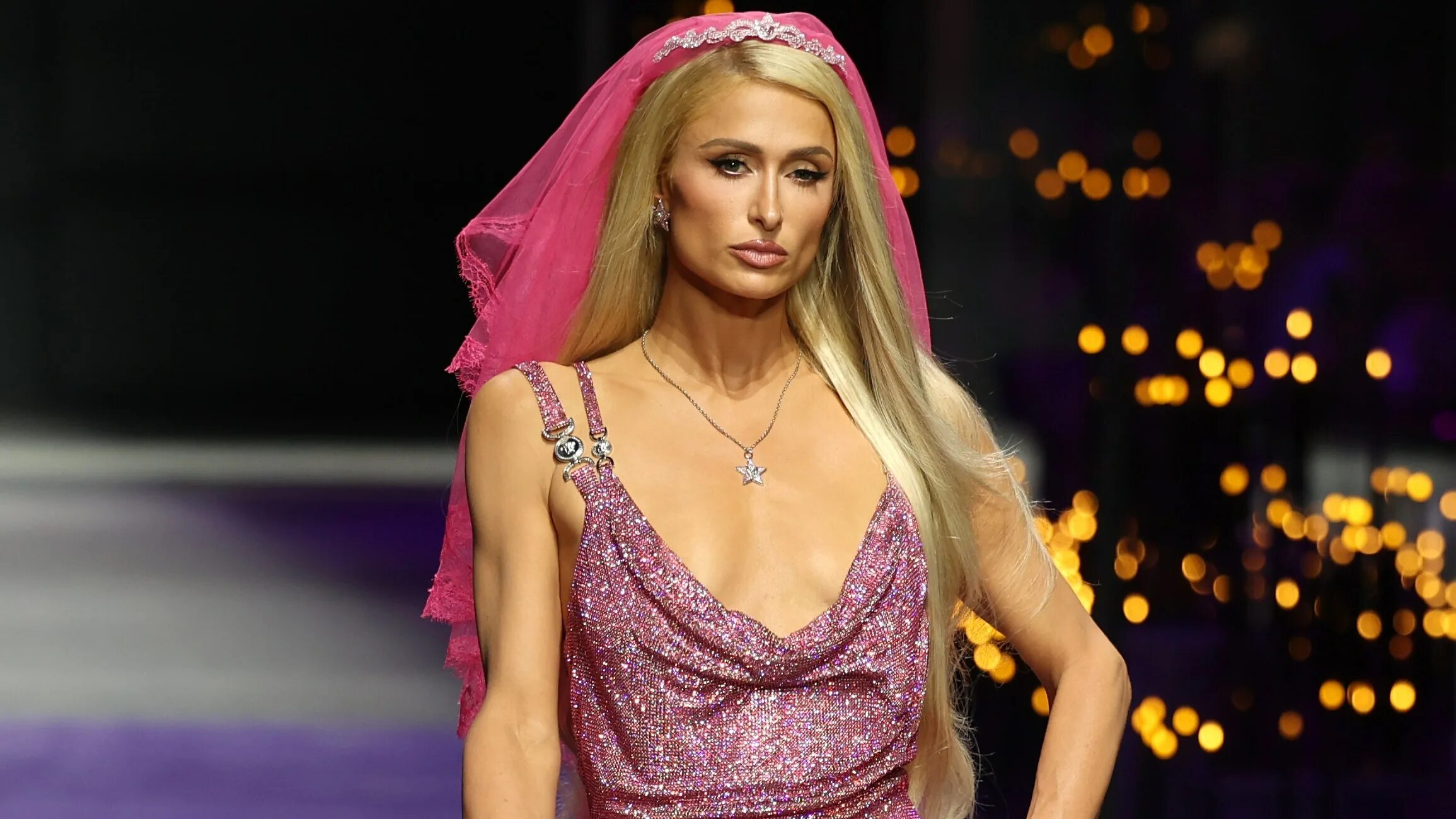 Пэрис хилтон фото сейчас That's hot. pink! 14 times Paris Hilton was a real life Barbie girl Vogue France