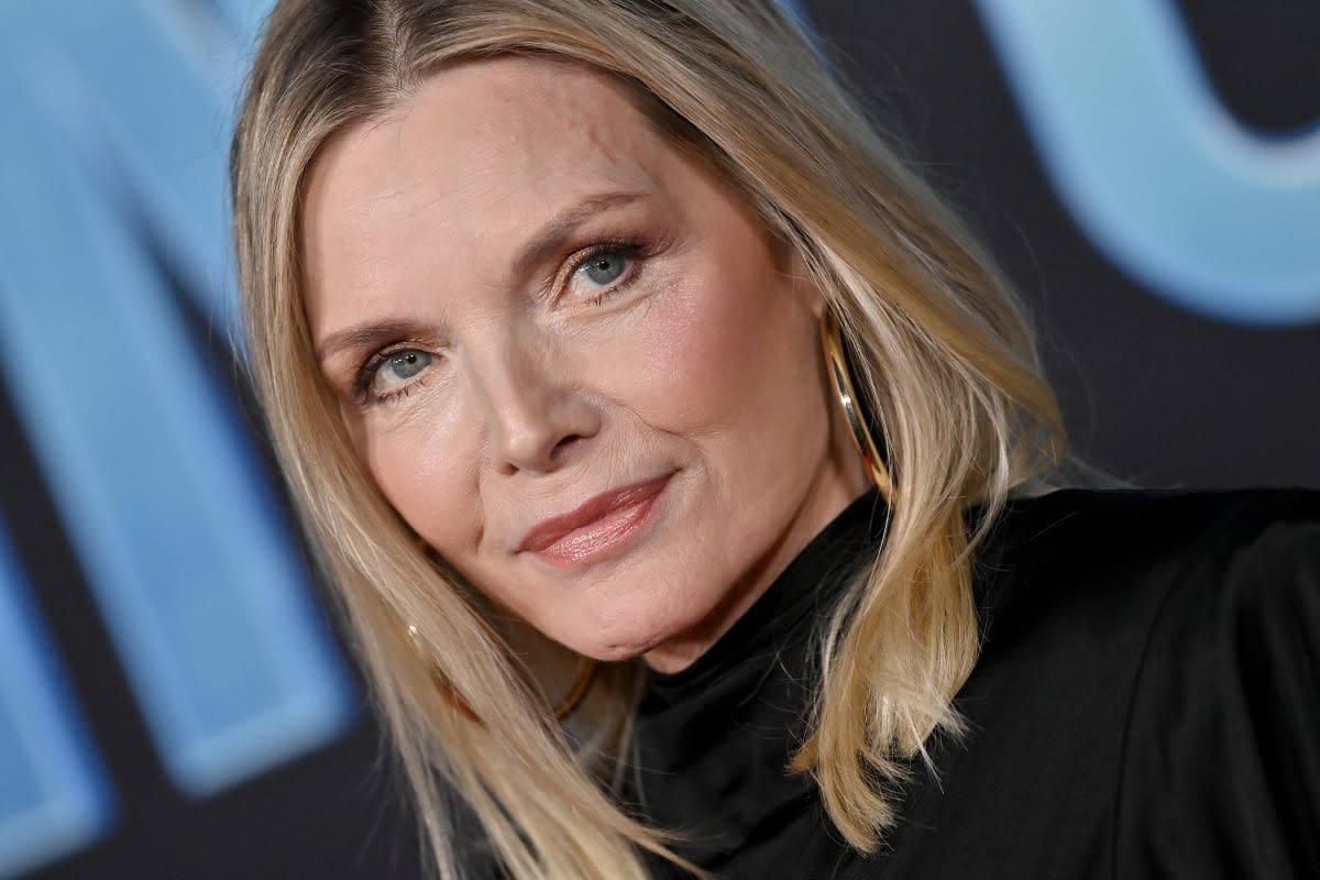 Пфайффер фото сейчас Michelle Pfeiffer Shares Rare Selfie With Husband for Valentine's Day