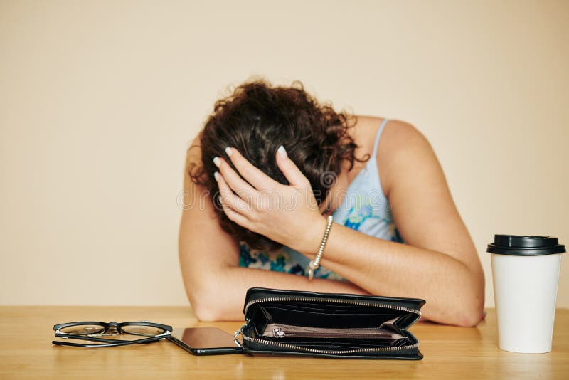 Плачу деньги за фото 2,996 женщина плача в офисе стоковые фото - бесплатные и стоковые фото RF от Dre