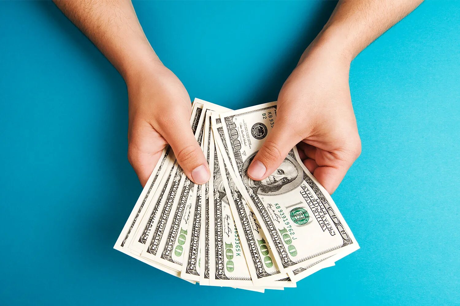 Плачу деньги за фото Thousands to get pay raise today as minimum wage for federal workers rises to $1