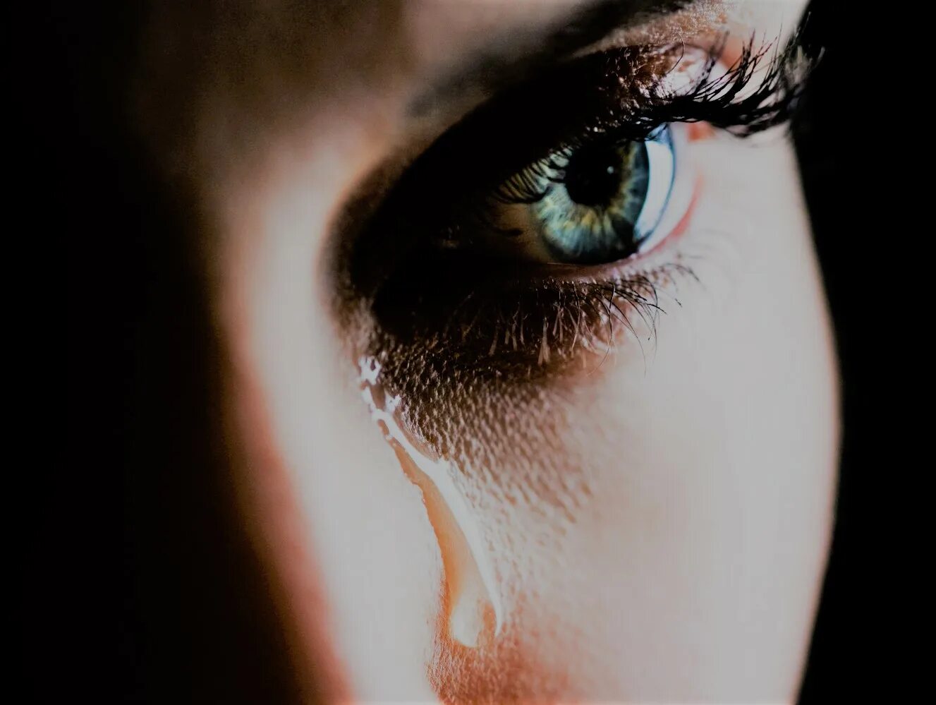 Плачущие глаза фото Nothing Can Stop These Lonely Tears From Falling Caramel