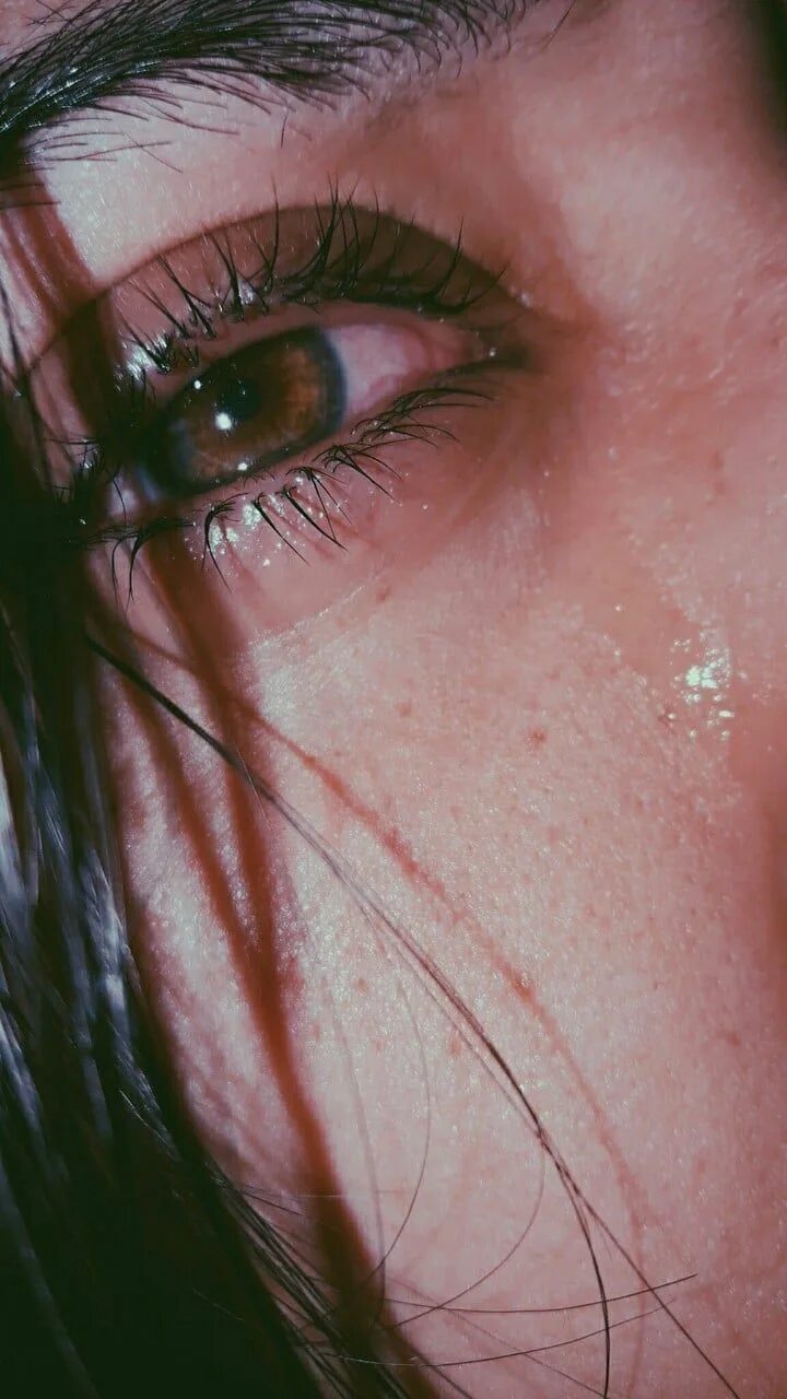 Плачущие глаза фото Pin on Aesthetic iphone wallpaper