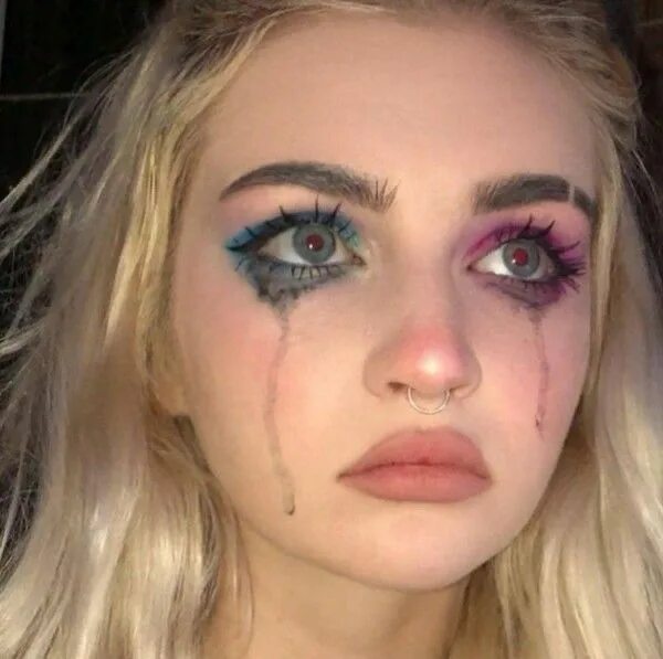Плачущий макияж как сделать ₊- ➳ ❥ kocajas Макияж в стиле грандж, Макияж для темной кожи, Макияж глаз mac