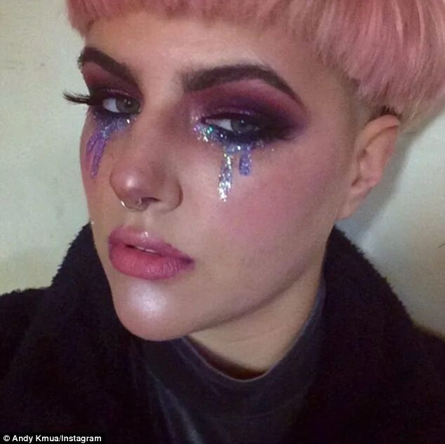 Плачущий макияж как сделать Glitter tears are the latest make up trend to sweep social media
