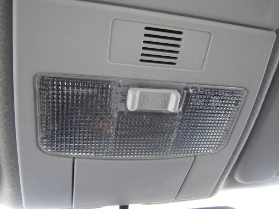 Плафон салона фото Плафон освещения салона передний Приора Люкс - Lada Приора седан, 1,6 л, 2015 го