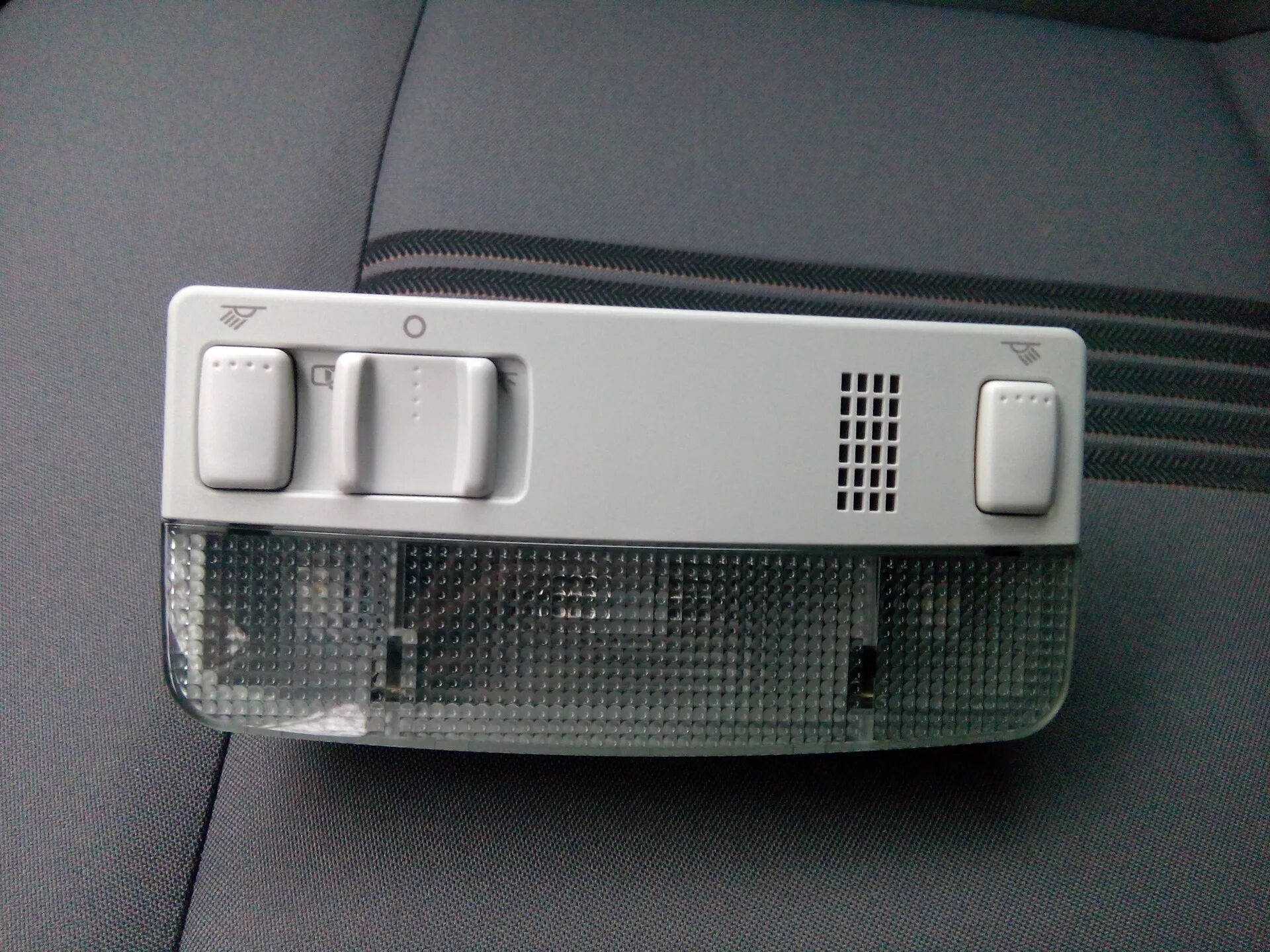 Плафон салона фото 10" Передний плафон освещения - 3 секции лучше, чем одна - Volkswagen Polo Sedan