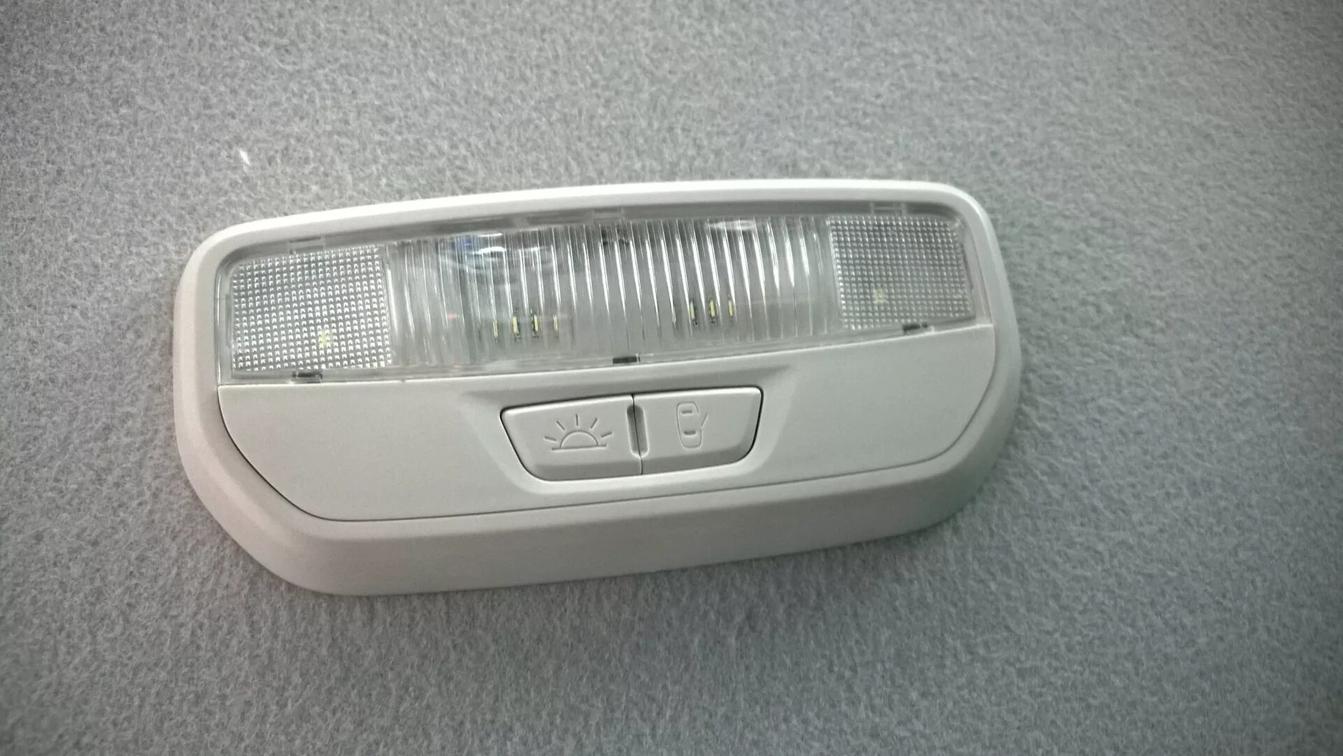 Плафон салона фото Плафон освещения салона, дефлекторы окон - Lada Vesta, 1,6 л, 2016 года тюнинг D