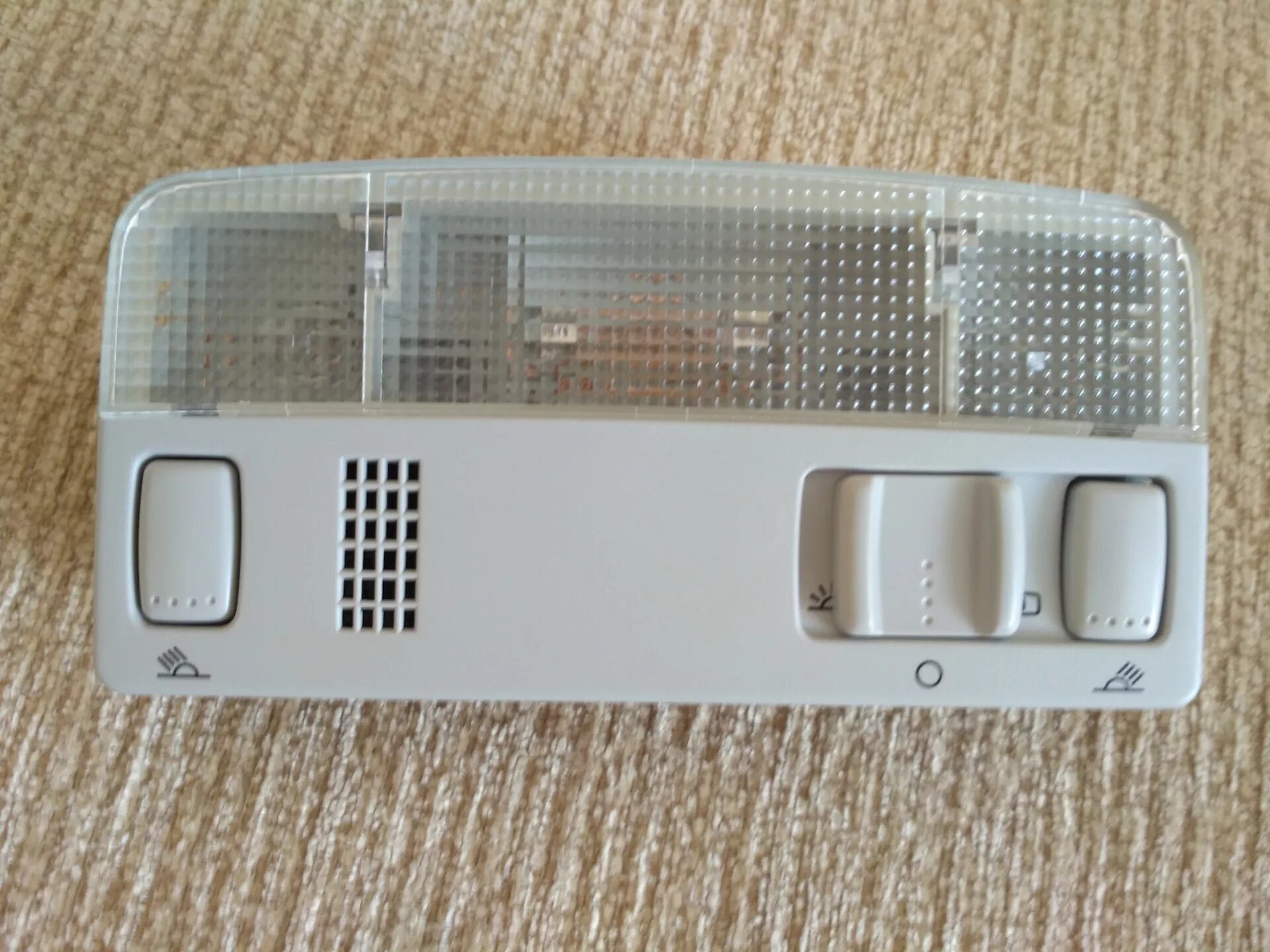 Плафон салона фото Плафон освещения салона на 3 кнопки - Volkswagen Polo Sedan, 1,6 л, 2015 года ак