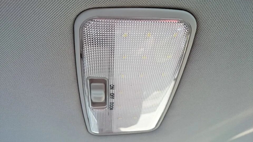 Плафон салона фото Верхнее LED-освещение салона - Toyota Corolla (140/150), 1,6 л, 2012 года электр