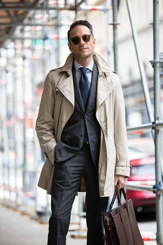 Плащ мужской деловой стиль Transitional Outerwear: The 3/4 Length Trench Coat Mens outfits, Trench coat men