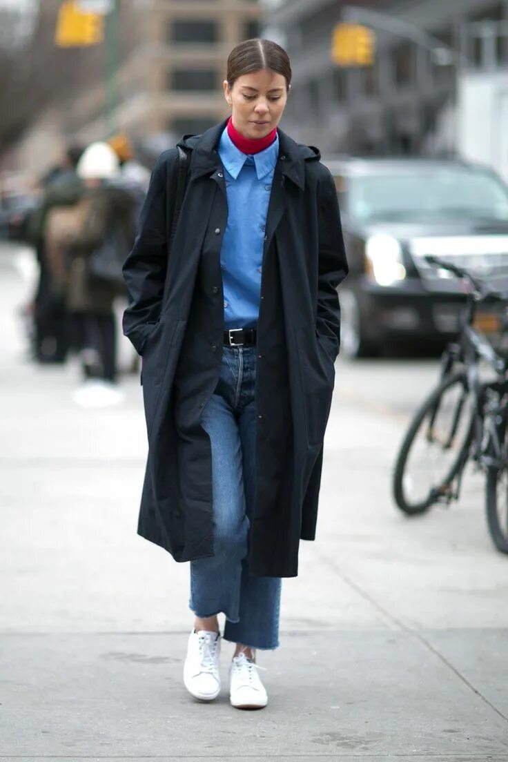 Плащ с джинсами и кроссовками фото женщины The Most Popular Street Style Trends, as Worn by Our Editors Nyfw street style, 