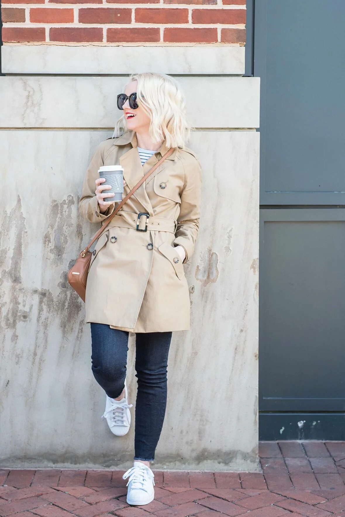 Плащ с джинсами и кроссовками фото женщины Sneakers for Spring Nordstrom jeans, Jeans and sneakers, Fashion tops summer